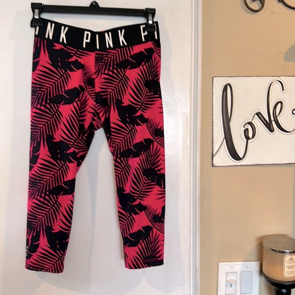 NWOT VS PINK Ultimate Capri Legging Hot Pink and Black Tropical Print - Picture 1 of 6